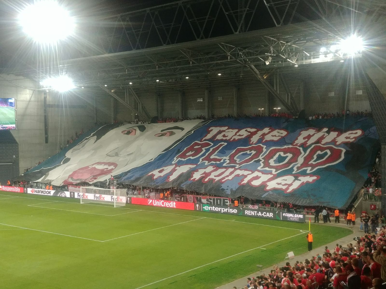 ''תטעמו את הדם של טרנר''. שלט ענק של האוהדים ביציע הדרומי